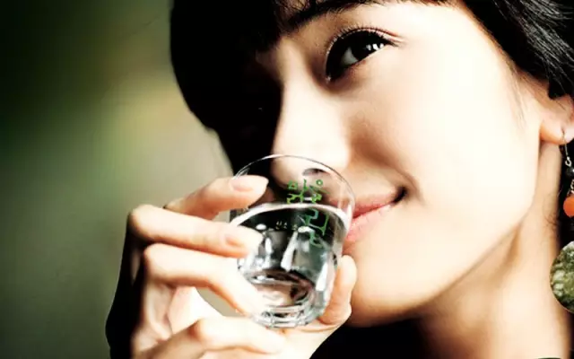 女人喝酒微醺的唯美句子(酒至微醺的朋友圈说说)