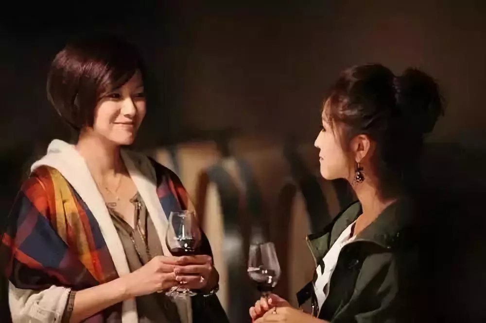女人喝酒微醺的唯美句子(酒至微醺的朋友圈说说)